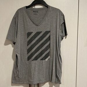 Gray men’s top